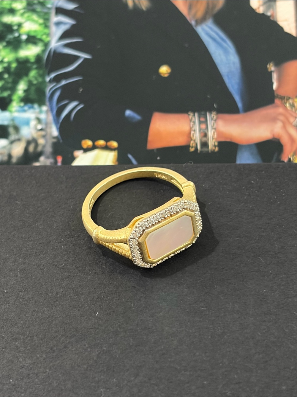 NEW IN BOX Freida Rothman SZ 9 Cobblestone cocktail ring mother of pearl